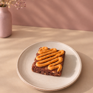 topped brownie karamel